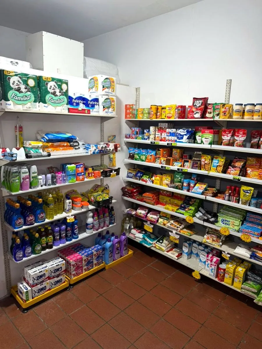 Prateleiras com produtos de mercearia, limpeza e higiene